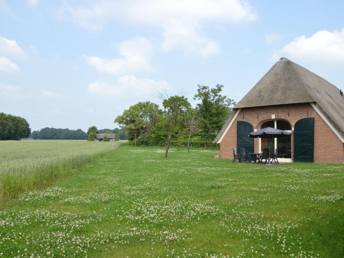 Staying In A Thatched Barn With Box Bed Beautiful View Region Achterhoek Geesteren  Buitenkant foto