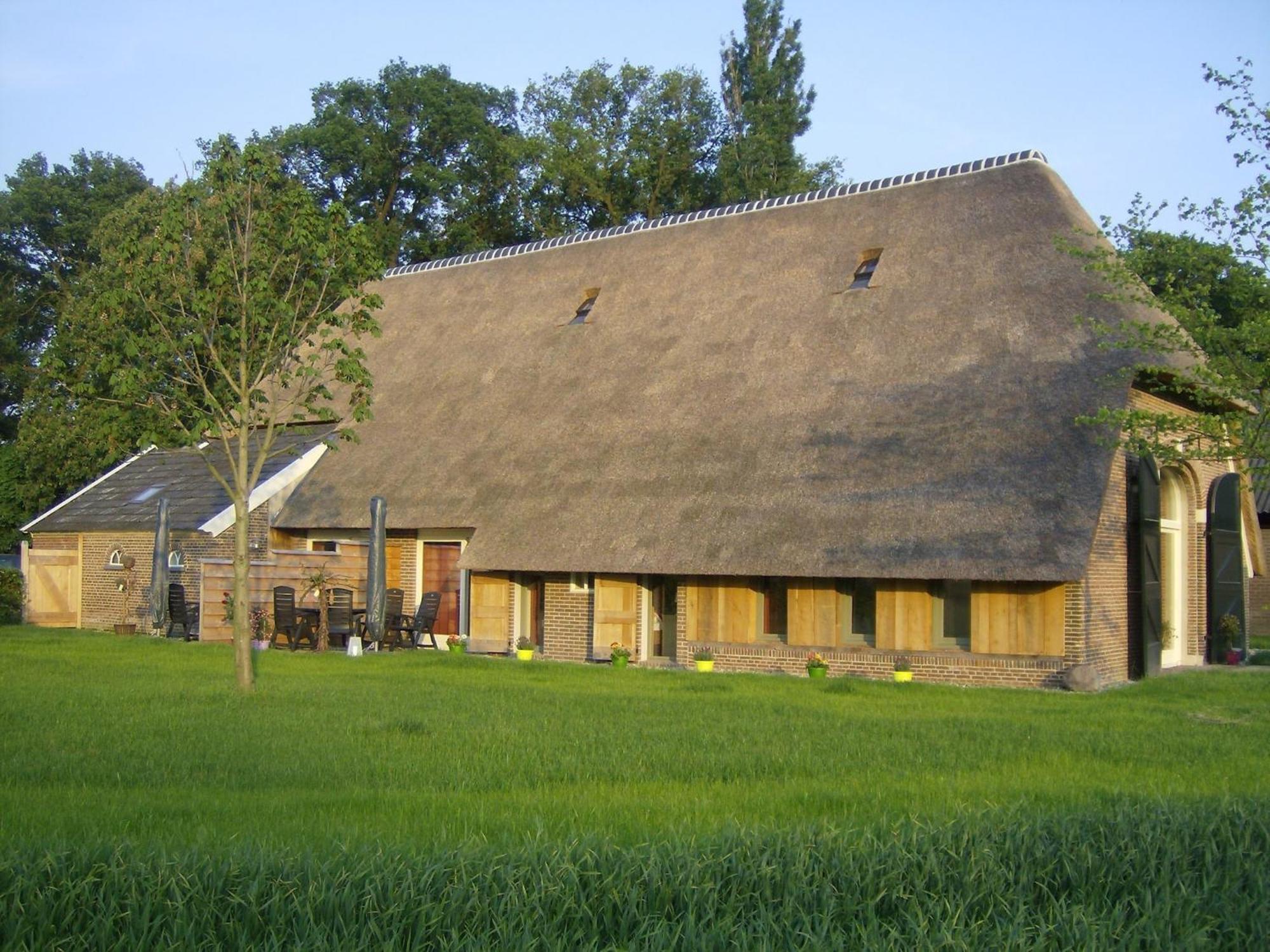 Staying In A Thatched Barn With Box Bed Beautiful View Region Achterhoek Geesteren  Buitenkant foto